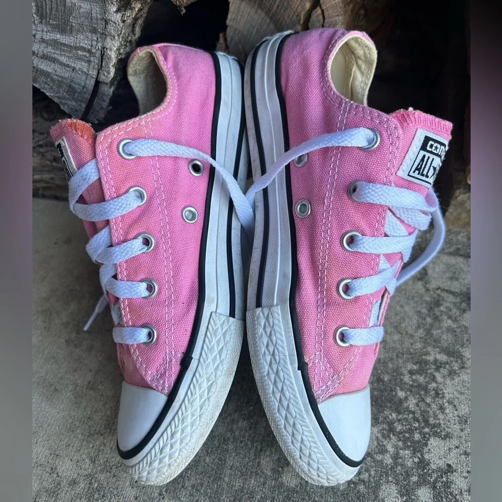 Converse All Star Chuck Taylor Pink Sneakers with White Accents youth‎ Sz-2. I